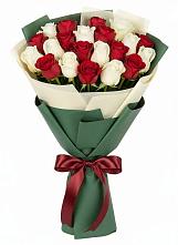 Букет Микс из красных и белых роз в Григорьевской