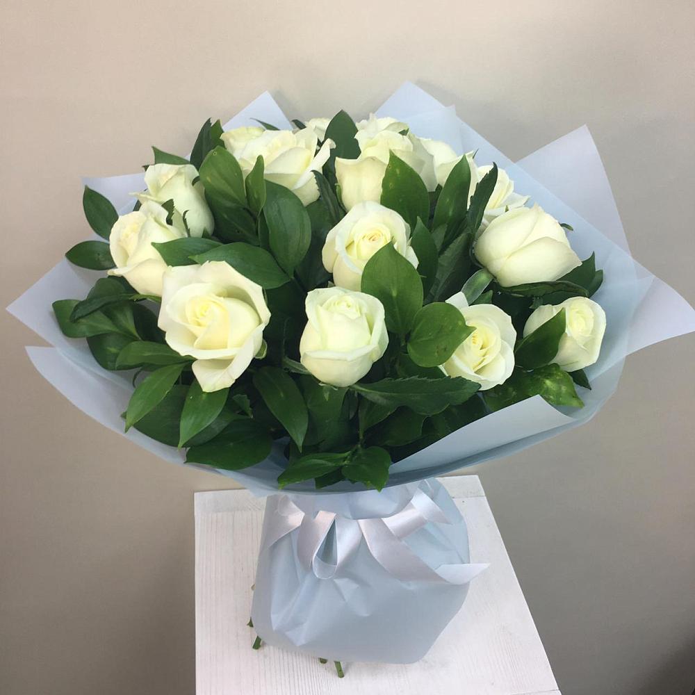 Букет 15 Белых роз Проуд в Григорьевской