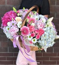 Цветочная композиция из Розы, Хризантемы, Пионы и Лизиантусы в корзине в Григорьевской