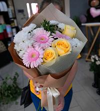 Букет цветов из:  Герберы, Розы и Хризантемы в Григорьевской