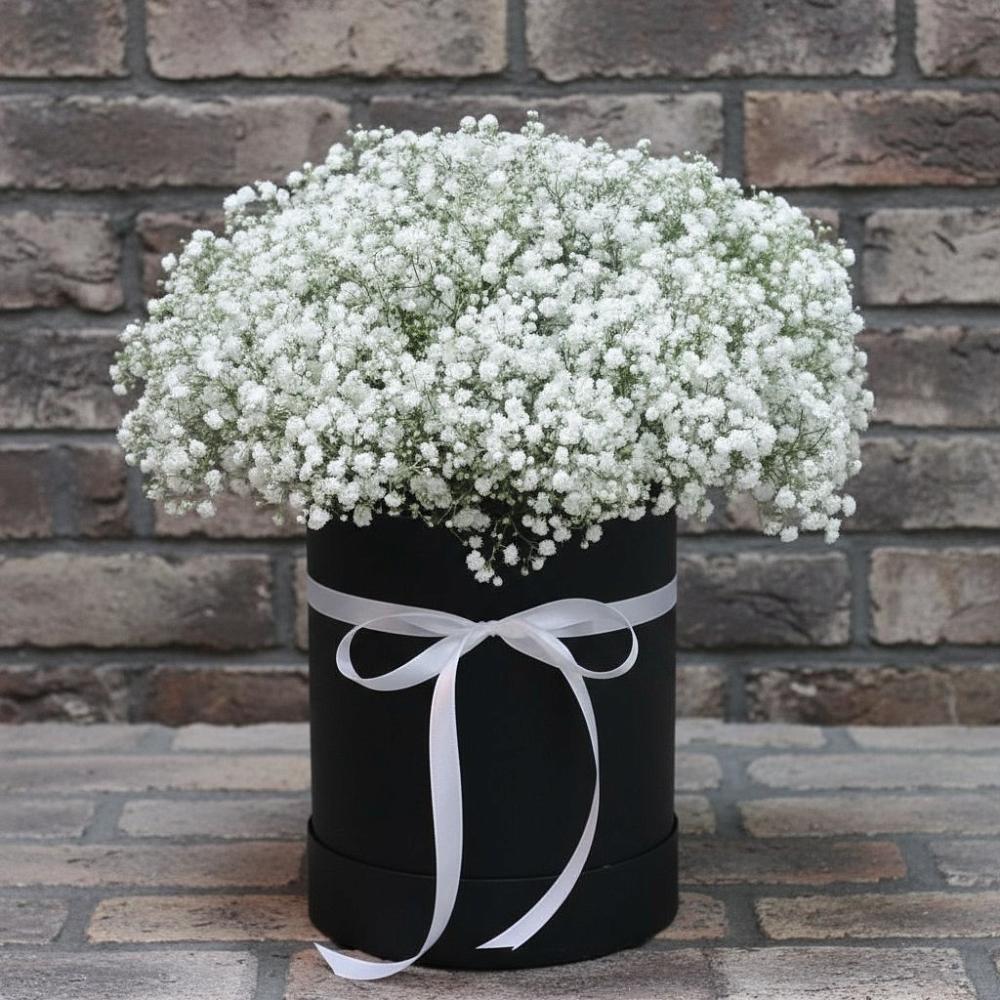 Цветочная композиция из Гипсофила в шляпной коробке в Григорьевской