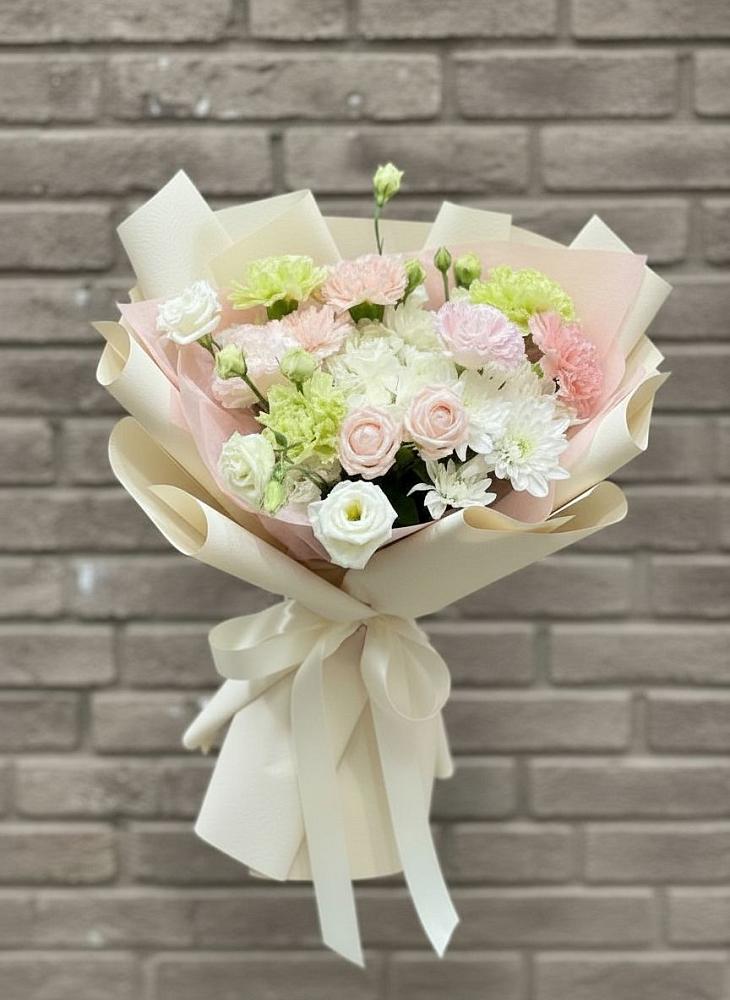 Букет цветов из: Гвоздики, Розы, Лизиантусы и Хризантемы в Григорьевской