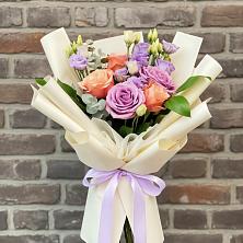 Букет цветов из:  Лизиантусы и Розы в Григорьевской
