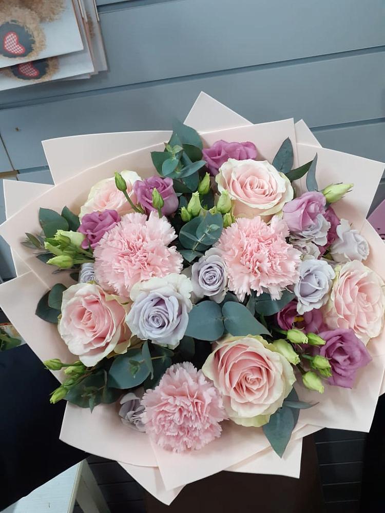 Букет цветов из: Розы, Гвоздики и Лизиантусы в Григорьевской